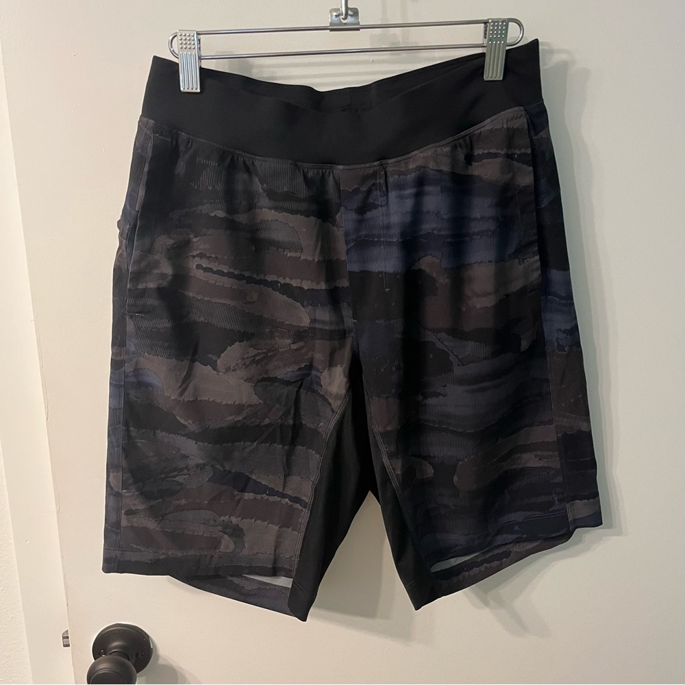 lululemon athletica Men’s Small Black Camo Core Shorts